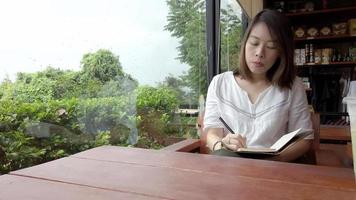 mujer escribiendo en un cuaderno. video