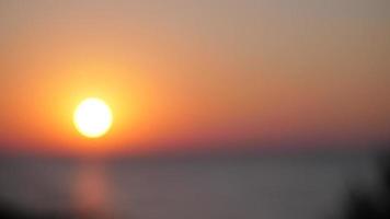 wazig zonsondergang over de zee video