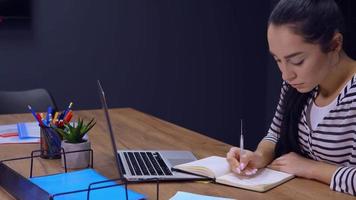 niña escribe notas en su cuaderno video