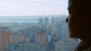 Frau genießt die Aussicht auf eine moderne Stadt video