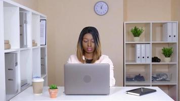 erfolgreicher Arbeitgeber posiert im Büro video