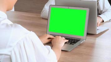 donna seduta a una scrivania immissione dei dati su un computer portatile video