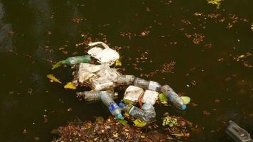 poluição do lixo do rio