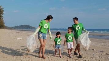 gezinsvrijwilliger die samen vuilnis plukt op een schoonmaakdag video