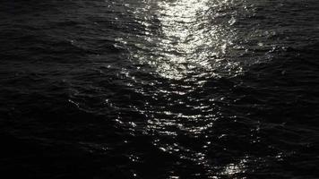 Morgen am Meer Sonne reflektiert die Wellen video