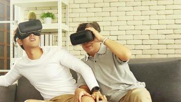 Vater und Sohn genossen virtuelle Videospiele. video