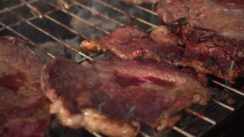 viande sur barbecue video