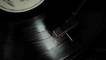 vinyl record op draaitafel bovenaanzicht video