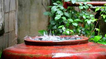 gouttes de pluie dans un grand pot d'eau