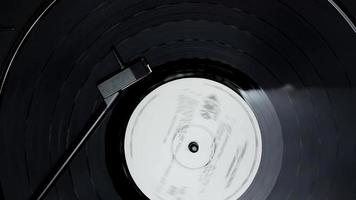 vinylskiva på gammal skivspelare ovanifrån