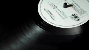 dunkle Vinylscheibe auf Plattenspieler video