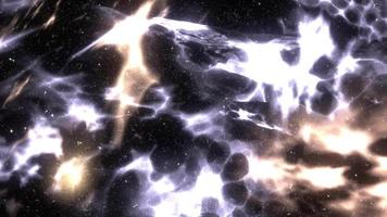 volo spaziale attraverso nebulose e stelle nel video dello spazio profondo