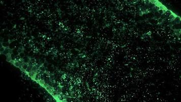 Ondas retorcidas de plasma verde que se mueven sobre fondo oscuro video