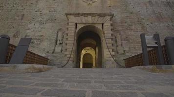portão do castelo da cidade de ibiza baixa e caminhada lenta video