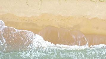 ondas do mar batendo na areia