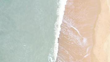 vagues de la mer éclaboussant sur la plage de sable blanc video