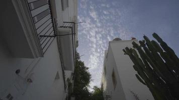 Ibiza ciudad durante el día estrecho callejón video