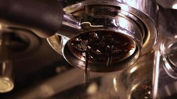 Kaffee kommt durch den Siebträger einer Kaffeemaschine