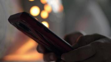 mensagens de texto de mãos de mulher em um smartphone video