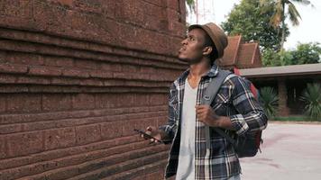 Jeune touriste afro-américain se promenant dans le temple video