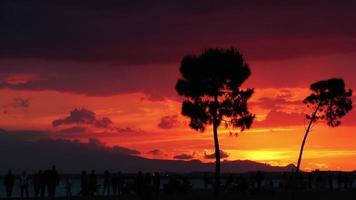 pôr do sol e a silhueta das pessoas video