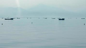 mar en calma y los barcos de pesca video