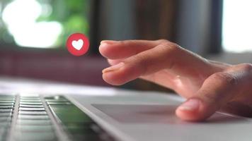 dedo de la mujer usando un trackpad de computadora portátil, haga clic y la emoción del amor aparece video
