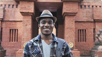 Afrikaanse mannelijke toerist glimlachend in de camera