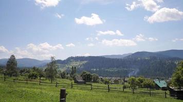 aldeia de montanha Karpaty na Ucrânia video