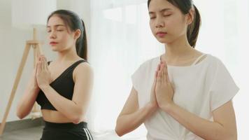 kvinnor som gör yogameditation video