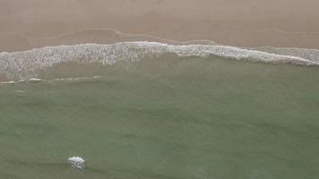 vista aerea de las olas del mar video