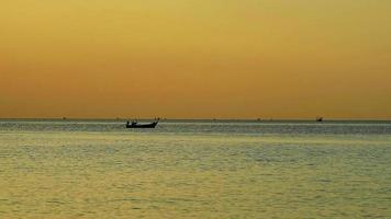 bateau de pêche au coucher du soleil video