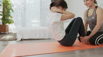 femme faisant des sit-ups video