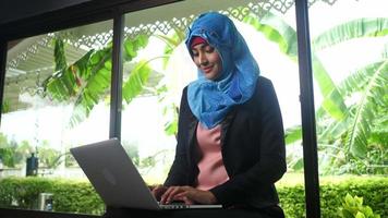 femmes arabes tapant des réponses aux clients de chat video