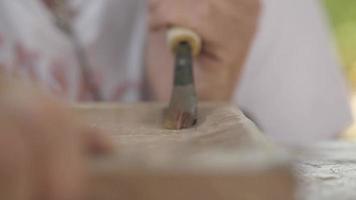 trabajando en madera con un cincel video