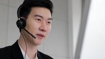 operatore di call center che aiuta il cliente in linea video