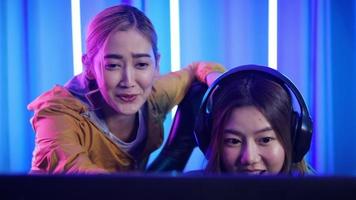 zwei Frauen, die auf Computerbildschirm schauen und plaudern
