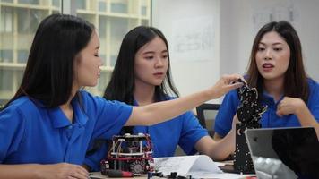 Les ingénieurs asiatiques conçoivent le circuit et le bras du robot. video