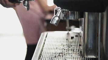 Barista bereitet Getränk aus der Maschine zu, um Kaffee zu machen video