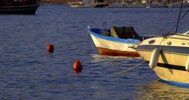 barcos de pesca de madeira antigos estão parados na marina video