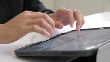 cerrar las manos escribiendo con la tableta de la computadora. video