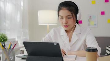 mujer usando tableta y aprendiendo en línea. video