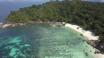 vista aerea dell'isola e della spiaggia in myanmar. video