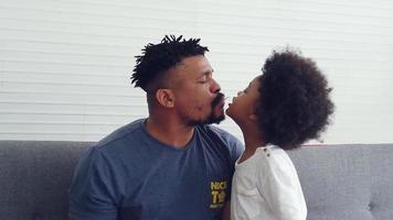pai e filho comem doces juntos e se beijam video
