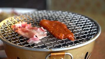 grillen van varkensvlees op houtskool video