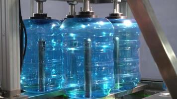 Botellas de agua de cinco galones en la fábrica. video