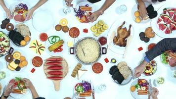 Draufsicht der Leute, die Abendessen auf Tisch essen und trinken. video