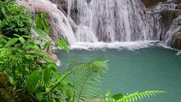 bela cachoeira na tailândia. video