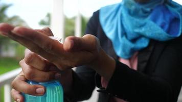 femme utilisant de l'alcool frotter comme alternative au lavage des mains video