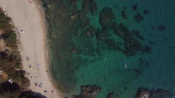 bovenaanzicht van mensen op het strand in 4 k video